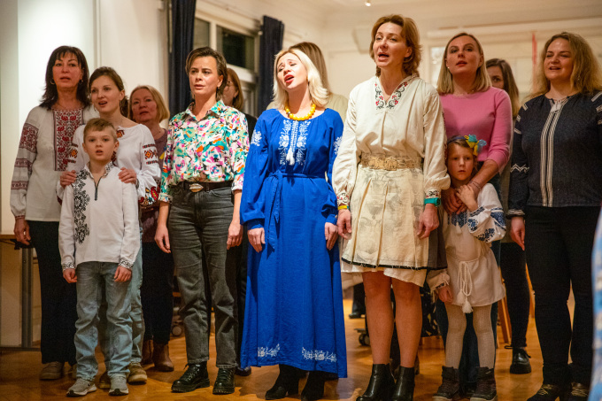Det vart sunge ukrainske songar under besøket av Dronninga. Foto: Per-Åge Iversen, Norske Kvinners Sanitetsforening